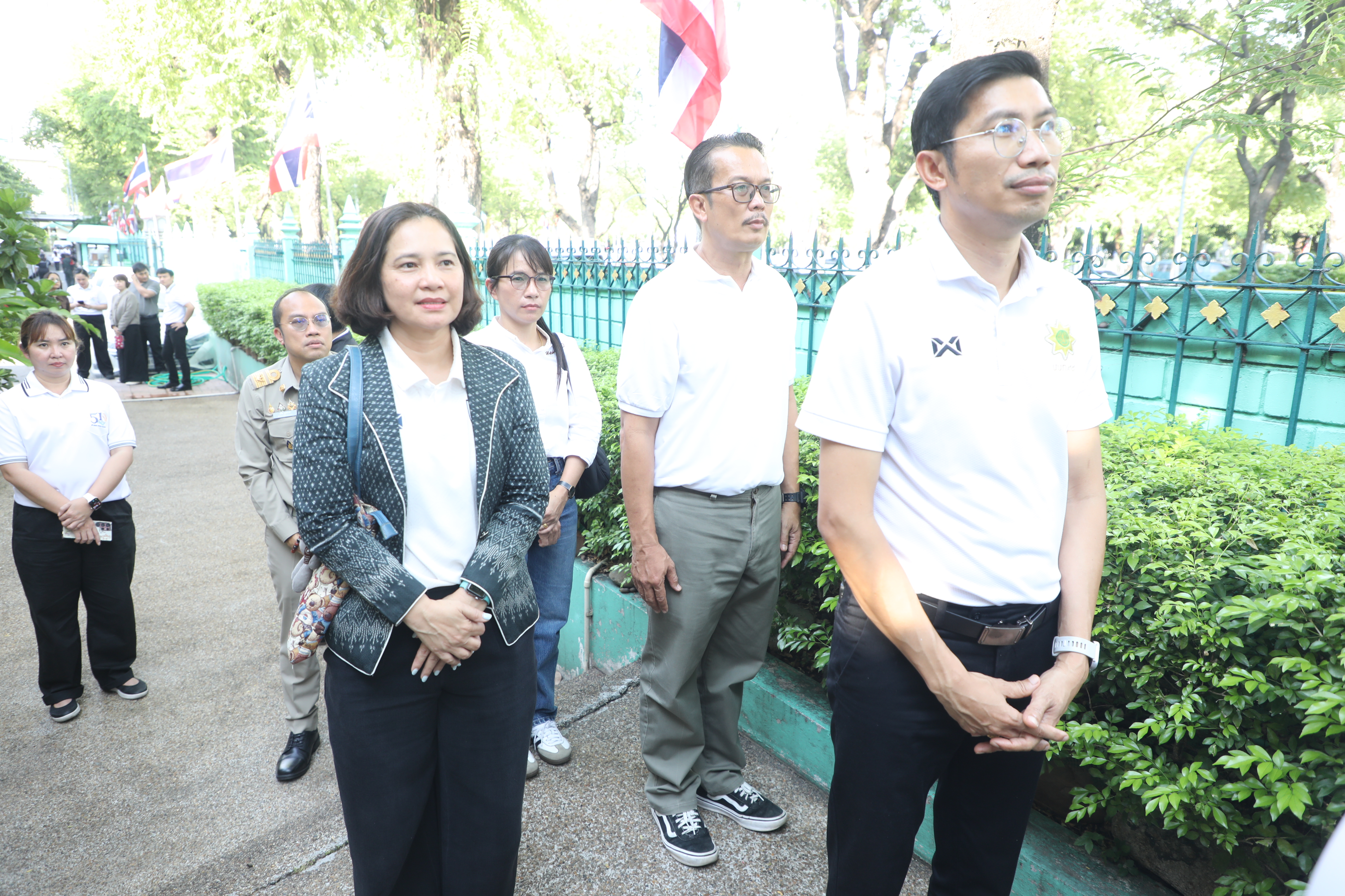title - เลขาธิการ ส.ป.ก. และผู้เกษียณอายุราชการ สักการะสิ่งศักดิ์สิทธิ์ประจำ กระทรวงเกษตรและสหกรณ์ และ สำนักงานการปฏิรูปที่ดินเพื่อเกษตรกรรม เนื่องในโอกาสเกษียณอายุราชการ